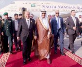 الملك سلمان يعود إلى الرياض يرافقه الرئيس اليمني