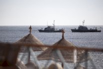 أنباء عن إنزال مظلي مصري لتأمين مضيق باب المندب