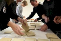 فتح مراكز التصويت لانتخابات مجالس الاقاليم في فرنسا