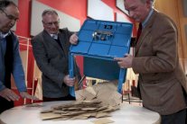 فرنسا: المعارضة اليمينية تكتسح والاشتراكيون يهزمون