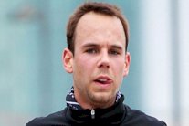 مرض غامض دفع بمساعد الطيار إلى تحطيم 