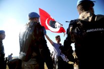 الحكم في تركيا بالسجن 13 عاما على ناشط كردي نزع العلم