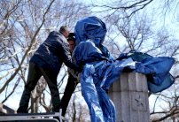 فنانون يضعون تمثالا نصفيا لسنودن في حديقة في نيويورك