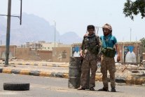 ميليشيات الحوثي وصالح تقصف سكان عدن بالدبابات