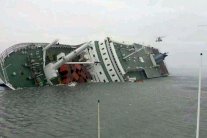 مسيرة لاهالي ضحايا العبارة الكورية الجنوبية