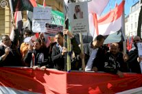 اليمنيون في بريطانيا يتظاهرون تأييدا لعاصفة الحزم