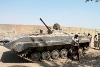 القاعدة تستولي على مطار المكلا في حضرموت