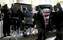 مئات يشيعون أسودا قتله شرطي ابيض في جنوب كارولاينا