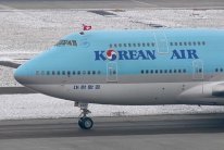 جرح اكثر من 20 راكبا خلال هبوط طائرة كورية جنوبية 