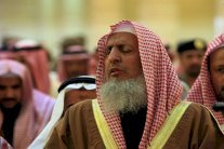 مفتي السعودية يطالب بالتجنيد الإجباري للشباب