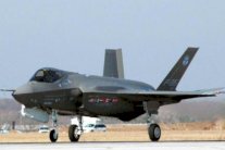 امرأة مشلولة تقود طائرة مقاتلة بعقلها