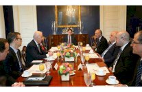 العبادي يبحث مع بايدن تسريع تسليح القوات العراقية