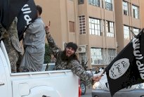 داعش يبث تسجيل فيديو لاعدام شخصين