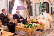 العاهل السعودي يستقبل وزير خارجية فرنسا