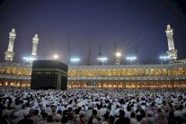 ايران تعلق رحلات العمرة الى السعودية