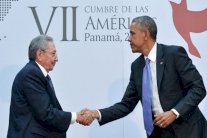 أوباما يغادر بنما بعد لقاء تاريخي مع كاسترو 
