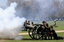 الملكة إليزابيث تحتفل بعيدها بالخيالة والمدفعية 