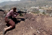 القاعدة تسيطر على معسكر كبير في مدينة المكلا اليمنية