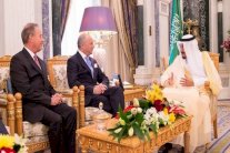 الملك سلمان يبحث هاتفيا الوضع الاقليمي مع هولاند