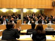 برلمان قبرص يؤجّل التصويت على قانون لمصادرة عقارات