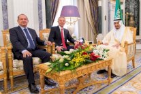 العاهل السعودي يستقبل مبعوث الرباعية للسلام 