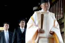 مسؤولان في الحكومة اليابانية يزوران معبد ياسوكوني