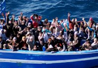 98 مهاجرا كانوا ضائعين في البحر وصلوا الى تونس