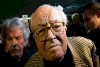 زعيم اليمين الفرنسي يخفي أمواله في سويسرا!