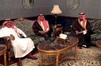 الملك سلمان يزور الأمير مقرن بصحبة المحمدين