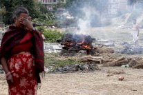 نيبال تشهد حرقًا جماعيًا لجثث ضحايا الزلزال