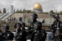  مقتل فلسطيني شهر سكينا عند معبر في القدس