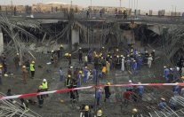 عمال محتجزون تحت انقاض مبنى انهار في السعودية