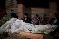 الأوبئة تهدد آلاف الناجين في النيبال