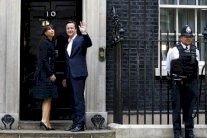 الملكة لتكليف كاميرون بتشكيل حكومة جديدة