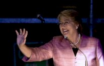 رئيسة تشيلي تطلب من الحكومة الاستقالة