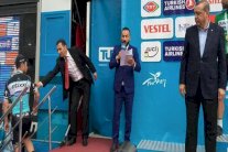 ملّ من إردوغان فغادر منصة التتويج!