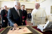 البابا يلتقي عباس بعد الاعلان عن اول اتفاق مع فلسطين