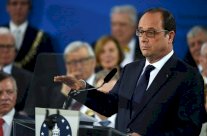 هولاند يدعو الماليين الى توقيع اتفاق الجزائر