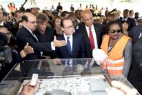 هولاند يغادر هايتي عائدا الى فرنسا