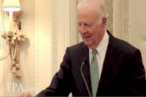 جايمس بيكر: الخيار العسكري قائم إذا لم تلتزم إيران