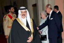 ملك البحرين يتجاهل أوباما ويحضر عرضًا للخيول