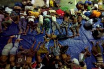 اندونيسيا تخرج من مياهها سفينة تقل مهاجرين غير شرعيين