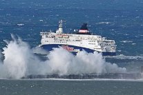 سلاح الجو الليبي يقصف سفينة شحن تركية