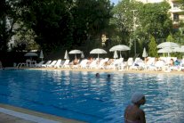 المواطن اللبناني يشكو من غلاء أسعار المسابح 