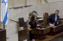 صحف اسرائيلية متشددة تزيل الوزيرات من صورة للحكومة