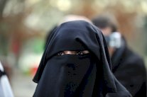 هولندا تمنع النقاب في بعض المباني ووسائل النقل العامة