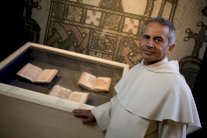 راهب أنقذ 800 مخطوطة عراقية من أيدي