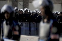 مصر: مقتل شرطي وإصابة اثنين برصاص مسلحين