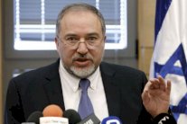 ليبرمان يدعو نتانياهو لعدم التفاوض مع القائمة العربية