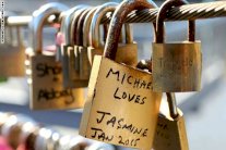 ملبورن تحطم القلوب بإزالة 20 ألف قفل حب عن جسر للمشاة